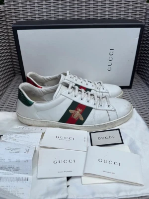 Gucci Ace Bee - Gucci Ace Bee || Storlek 43 (UK 9) innermåttet är 28,5cm || Skorna är i bra skick (se bilder) || Mitt pris 2499kr || Allt på bilderna medföljer ||Tveka inte på att höra av dig vid frågor eller funderingar 