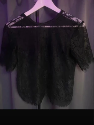 Svart blus  - Jätte fin tröja köpt från plick i storlek S. Aldrig använt själv eftersom att den inte kommer till användning men jätte bra skick, ser ut som ny. Köpt för 150kr på plick.