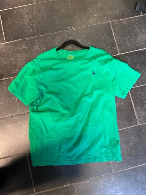 Grön t-shirt från Polo Ralph Lauren - Säljer denna då jag inte gillar färgen använt den 1-2 gånger de står storlek xl men sitter som en s/m passar bra på mig jag har storlek d och i vissa m i t shorts hör bara av er 