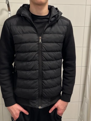 Svart Versace cardigan  - Tjena, säljer en svart Versace cardigan som är perfekt inför hösten, skick 8/10, kvitto finns, storlek S, hör gärna av er vid fler frågor eller funderingar, mvh