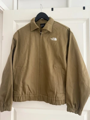 Khaki jacka från The North Face - Beige jacka från The North Face, aldrig använd 