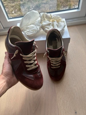 Maison margiela - Snygga maison margielas i vin röd mocka och läder. De enda problemet är lädren är smått sönder (sista bilden)