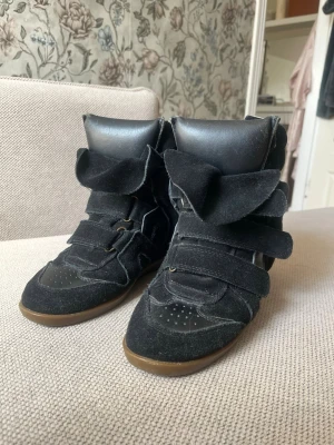 Isabel Marant - Säljar mina Isabel marant bekett sneakers! Dem är väl använda men fortfarande i fint skick! Dem är i stl 40 men jag har 39 och dem passar på mig😊 jag har tyvärr inga äkthets bevis. 