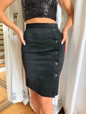 Kjol i Mocka - Suåerfin och figurativ kjol i mocka med dekorativa knappar, från H&M, finns ej kvar i butik, Strl XS, använd ett fåtal gånger.💛