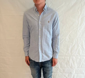 Polo Ralph Lauren Slim Fit Shirt Light Blue - Ljusblå Ralph Lauren-skjorta i slim fit, 100% bomull, begagnad i mycket bra skick.