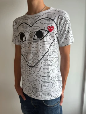 Vit t-shirt CDG PLAY x Matt Groening | M - Säljer en vit limited edition t-shirt med svart och rött tryck från Commes des Garçons X Matt Groening | Ett unika samarbete från 2011 | Skick: Mycket bra, nästan oanvänd | Strl: M | Hör av dig vid funderingar⁉️ 