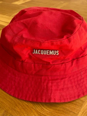 Röd bucket hat från Jacquemus - Le Bob Gadjo cloth hat Jacquemus 