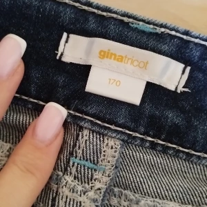 Gina Tricot jeans (chunky low flare) - Kan skicka bättre bilder det är bara å fråga❤️ Slutsåld och nypris 350 tror jag ?Snygga mörkblå jeans med bootcut passform och tydliga vita kontrastsömmar. Jeansen har en unik ficka med lock och knapp bak samt klassisk femficksdesign. Tillverkade i denim med lätt stretch för skön passform. Inga defekter❤️ 