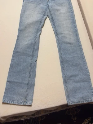 Ljusblå bootcut jeans - Säljer ett par ljusblå bootcut jeans i klassisk denim. Jeansen har en rak passform med lätt utsvängda ben och femficksmodell. 