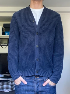 Dobber cardigan - En snygg och stilren cardigan från dobber i storlek S i en marinblå färg och gott skick. Tröjan är smått urtvättad. Han på bilderna är 179 cm. Har du några frågor? Fråga på