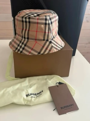 Burb3rry hat - Helt ny inga defekter använd 3 gånger max box dustbag och lapp ingår även 