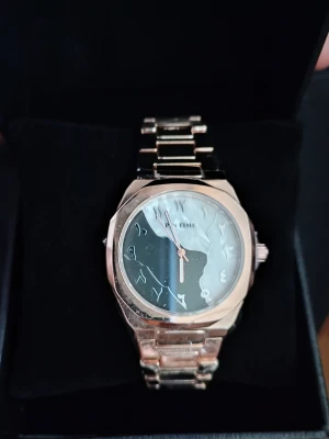 🌙 HYPE: "Arabic Dial" Klocka i Roseguld & Marmor! ✨ - Letar du efter en klocka som ingen annan har? Säljer en sjukt fet statement-klocka. Den här drar garanterat blickarna till sig och lyfter hela din pass! Det som gör denna klocka helt unik är "Arabic Dial"-designen med öst-arabiska siffror. Klockan är helt NY! Klockor med Arabic Dials säljer extremt snabbt just nu, så tveka inte.