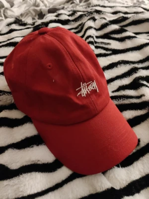 Röd keps Stüssy - Röd stussy keps, köpt i thailand och är inte äkta stussy