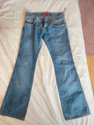 Blå bootcut jeans från Redstar - Säljer ett par blå bootcut jeans från Redstar, de har en defekt men går att laga , köpte på vinted och aldrig använda