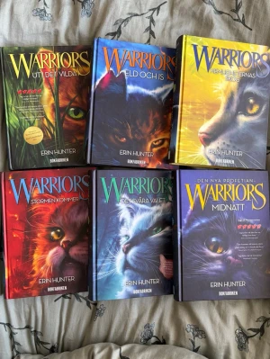 Warriors-böcker av Erin Hunter - Säljer sex böcker ur Warriors-serien av Erin Hunter på svenska. Omslagen har färgstarka illustrationer av katter i olika miljöer. Böckerna är inbundna och utgivna av Bokfabriken. Perfekt för dig som gillar fantasy och äventyr med djurtema.