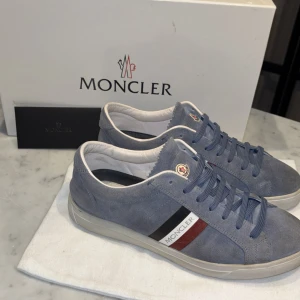 Moncler skor - Jag säljer mina ljusblå Moncler skor i storlek 40 men passar mig som har 41. (Kan skicka mått vid förfrågan). Finns äktighets bevis som man kan se på sista bilden! ✅Skicket är i 5-6/10, inget sönder eller sprucket som kan synas bara en liten direkt . pris kan diskuteras!!🙌