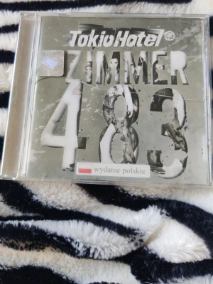 Tokio Hotel Zimmer 483 CD - Säljer en CD-skiva med albumet Zimmer 483 av Tokio Hotel. Den har en spricka på utsidan men funkar bra! Säljer även fler tokio hotel grejer på min profil som man kan göra en bundle med!!