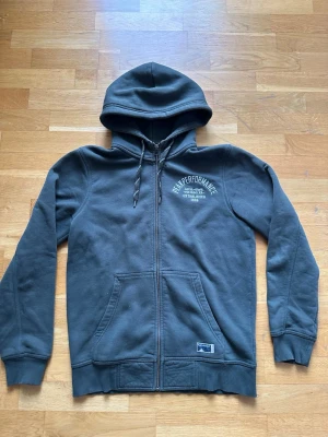 Zip-hoodie Peak Performance - En mycket fin äldre zip hoodie från Peak Performance i mörkgrön färg. En tröja av hög kvalitet.  Storlek: M Passform Normal/true to size Skick: Mycket fint skick utan några anmärkningar.  Har du några frågor eller vill ha fler bilder? Tveka inte på att höra av dig!