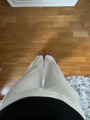 Lågmidjade, vita linnebyxor med raka ben - Säljer ett par vita linnebyxor med raka ben och låg midja, storlek 170 (passar mig som har 34/169cm lång). Från GinaTricot 