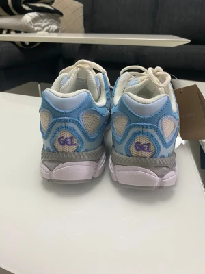 Blå och vita Asics sneakers - Skorna är helt nya men säljs bara utan lådan.