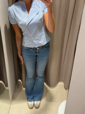 Blå bootcut jeans mid - Blåa bootcut jeans mid från Vero Moda. S/34