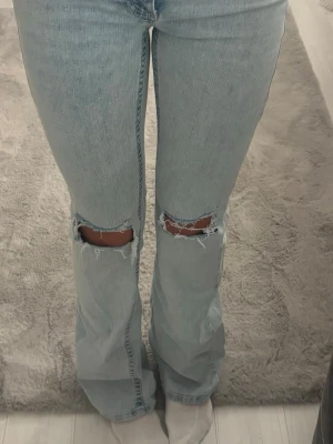 Nelly jeans med rosa broderi - Low waist jeans från Nelly med hål på knäna, stretchiga och sköna i storlek 34 (xs) . Fint skick men några få slitningar längst ner på baksidan av jeansen (se bild4), men det syns knappt.  Ord. pris 699kr.   kontakta vid frågor och ifall du är intresserad!