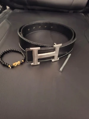 Svart H bälte - Svart H bälte , aldrig använt, hålgörare och armband ingår, pris går att diskutera