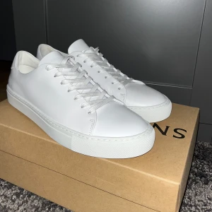 Sneaky Steve vita sneakers i skinn - Stilrena vita sneakers från Sneaky Steve. Helt nya och fräscha, har aldrig använts och kommer med Original skolåda. 🙌strl 42, (stora i storleken) skriv vid minsta fundering 🙏 priset kan disktueras! Leverar inom 2 dagar.