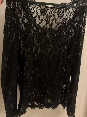 Svart spetströja - Säljer en svart långärmad spetströja med stor passform köpt second hand💞