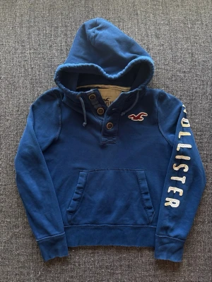 Hollister hoodie ~ vintage  - Säljer nu denna sjukt snygga Hollister hoodien | st M ~ 175–185cm | passar även S | passar perfekt nu till kyligare dagar! Modellen produceras inte längre och är därav väldigt sällsynt. Kan även gå ner lite i pris vid snabb affär🍁🫶