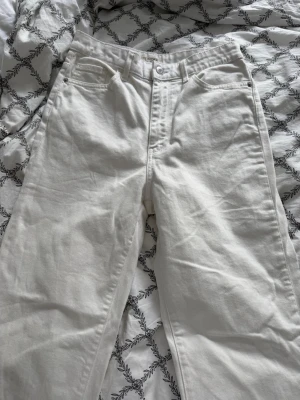 Vita raka jeans med hög midja - Säljer ett par vita jeans med rak passform och hög midja. Långa. Passar bra för ca 170cm lång