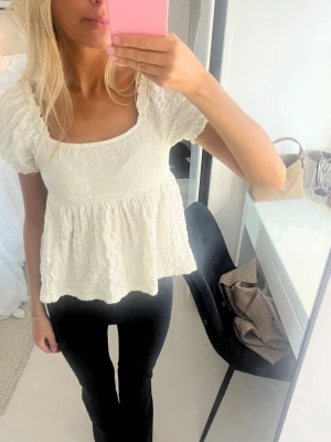 Vit topp  - Vit topp/blus med lite textur och volang 💞