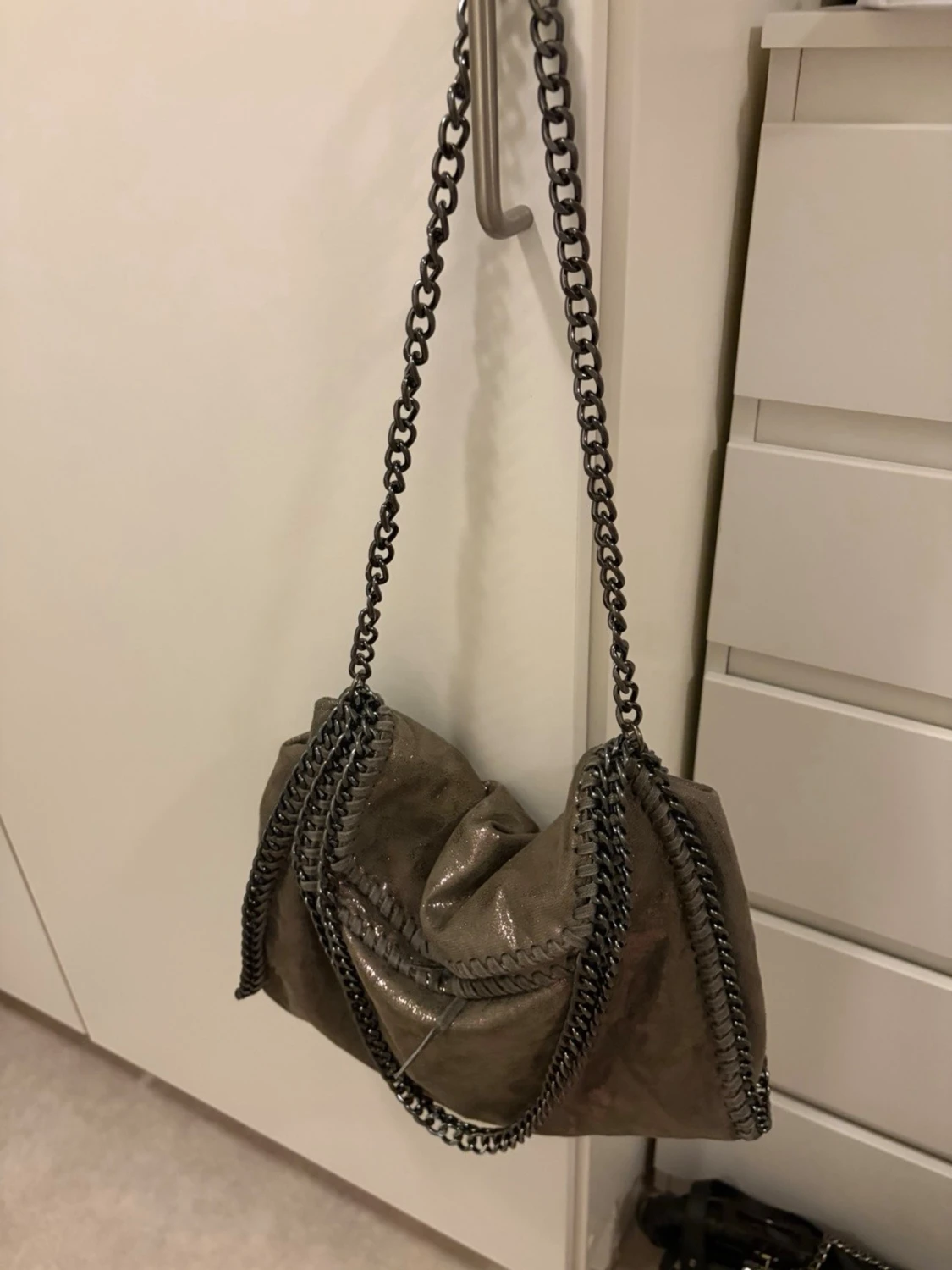 Grå axelväska med kedjedetaljer - 1