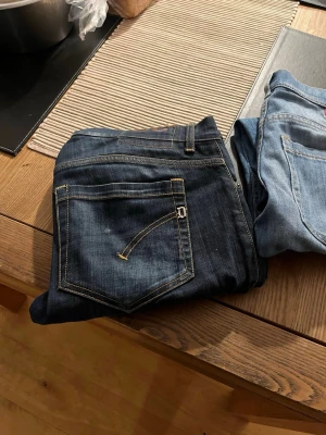 2 par DONDUP Jeans ”George” Strl 32  - Säljer två par Dondup jeans, båda i modellen ”George” och strl 32. Som ni ser på bilderna är det ena paret mörkblåa och det andra ljusblåa. Båda jeansen är i väldigt bra skick. Storleksmässigt skulle jag säga de är som 30/32 och de är ju som sagt skinny fit. Vill ha 999:- för båda eller 599:- st. Hör av er om ni vill ha fler bilder.