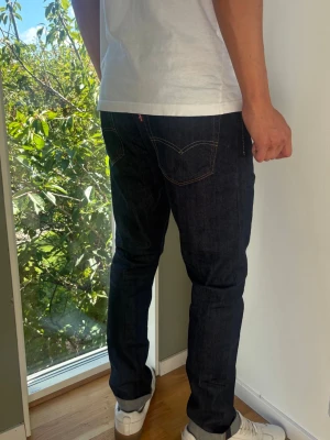 Selvedge Levis 510  Jeans - Väldigt snygga Selvedge Levis i mörk kvalitets denim. Jeansen är i mycket gott skick. Använda, men mycket kvar att ge! Regular fit. Färg: Mörkare blå färg | Modell: 510 | Storlek: W36 L34 | Sitter mer som en W35 (kolla måtten nedan) Mått: (Måttavvikelse +-1cm) A: 44 cm B: 112 cm C: 18 cm D: 30 cm Tveka inte att höra av dig minsta fråga eller fundering! Skickas snabbt!