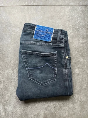 Jacob Cohën jeans  - Tjena, säljer nu dessa riktigt snygga och populära Jacob Cohën jeansen, de är i bra skick men fanns ett litet slitage vid skrevet så sydde på en bit på insidan som inte syns vid användning, storlek W31, modell style 622, måtten finns på bilderna, hör av er vid fårgor och funderingar🙌🤝 