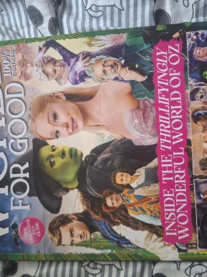 Wicked For Good specialtidning - Säljer mina wicked for good tidning då ja väljer att sälja av alla mina saker med wicked. Några delar i tidningen är borta då det var små posters med. Om du som köper vill ha dom så säg bara till. Annars har jag bara haft den i ett vitrinskåp. Köparen betalar för frakt med. 