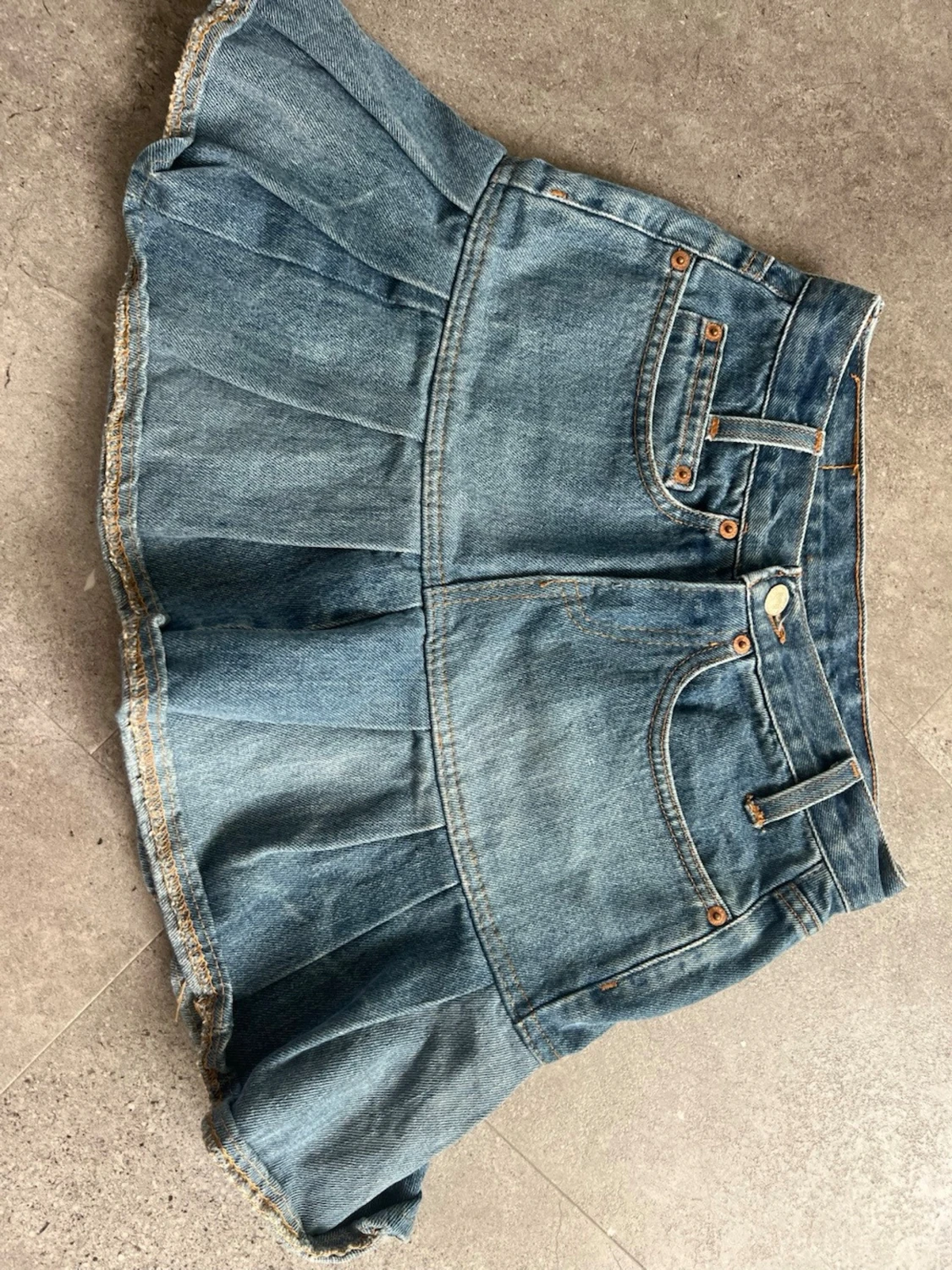 Kort jeanskjol med volangkant