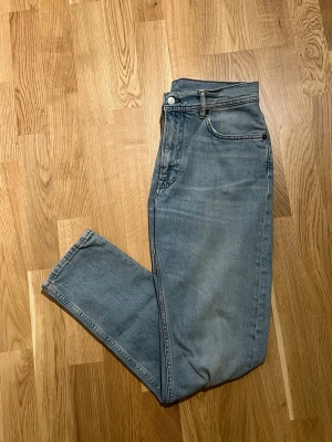 Acne Studios Jeans - Storlek 30/34 - Acne Studios Jeans för män, passformen är regular fit. Storlek Waist 30 / Lenght 34. Plagget är nyskick, inga defekter. Hör av dig vid intresse/frågor. PRIS KAN DISKUTERAS!