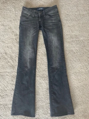 G rise jeans - Snygga gråa bootcut jeans från G.Rise i storlek XS. Innerbenslängden är 84, och midjemåttet 36cm men stretch i dem! Storlek Xs/r