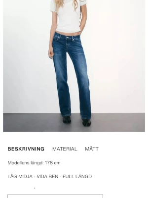 Blå vida jeans med låg midja Zara - Säljer ett par blå jeans med låg midja och vida ben i full längd. Lite för lång för mig. 