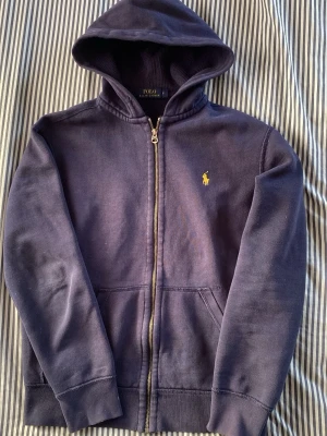 Ralph lauren hoodie  - Ralph Lauren hoodie i storlek S skick 8/10– pris går att diskutera. Skriv vid frågor! 