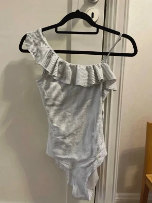 Blåvit baddräkt från H&M - Säljer denna jättefina blåvita baddräkt från H&M. Den är i stl 158/164, men passar mig som har xs-s. Den är inte använd av mig, men kanske tjejen som hade den innan, den är iallafall i väldigt bra skick och såklart tvättad. Hör av er om frågor!💗(Säljer även på Vinted ifall man skulle vilja köpa där)