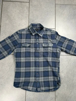 Flanellovershirt herr storlek S  - Flanellovershirt för herr i ett mycket fint skick. Storlek M men är liten i storlek och passar därför som S. 