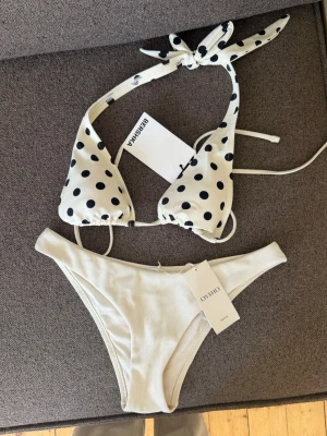 Polkadot bikini<3 - Säljer en halterneck i polka dot mönster från Bershka! I storlek M. Passar mig som vanligtvis ligger mellan 75 B / C ord pris 229kr  Säljer även en underdel från osyho. Inte tillhörande. Men passar till överdelen då det är samma underton. Lågmidjad passform. Ord pris 289kr💘💘