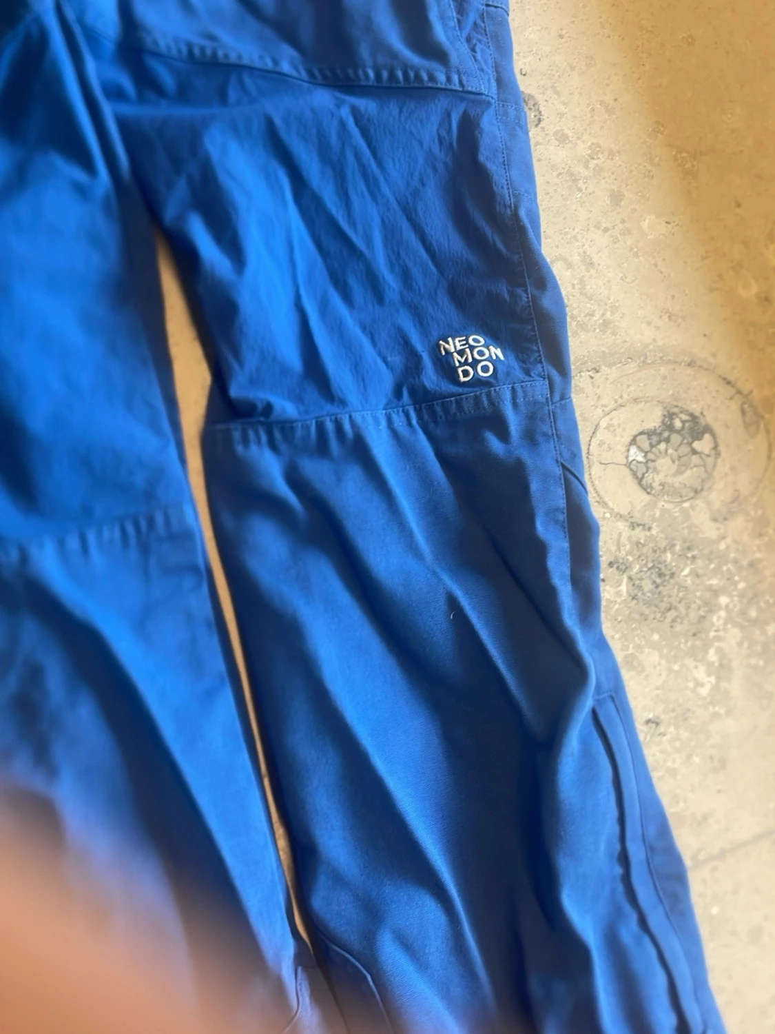 Blå cargobyxor med fickor - 3