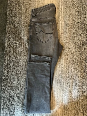 Jacob Cohen jeans ”BARD” - Säljer ett par sjukt feta Jacob Cohen jeans i storlek 28 men sitter som w29-30, ny pris 5000+ och jag säljer för endast 950