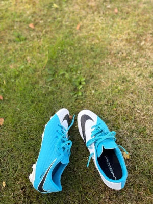 Nike Hypervenom Phelon III | Stl 40 | Blå/Vit - Säljer ett par riktigt fräscha nike hypervenom fotbollsskor i storlek 40 (25 cm / us 7). Snygg ljusblå och vit design med svarta detaljer. Bra skick på både ovandel och dubbar. Perfekta fotbollsskor för träning och match! 