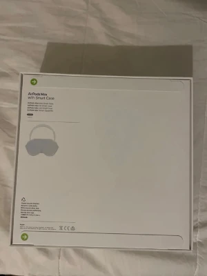 Apple AirPods Max med Smart Case - Snygga och moderna over-ear hörlurar från Apple, modell AirPods Max, i en stilren grå färg. Levereras med Smart Case. Hörlurarna har en elegant design med metallbåge och mjuka öronkuddar för maximal komfort. Perfekta för musik, film och gaming. Andvända inte längre så säljes