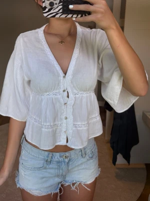 Vit blus från Zara  - Vit blus från Zara i strl S